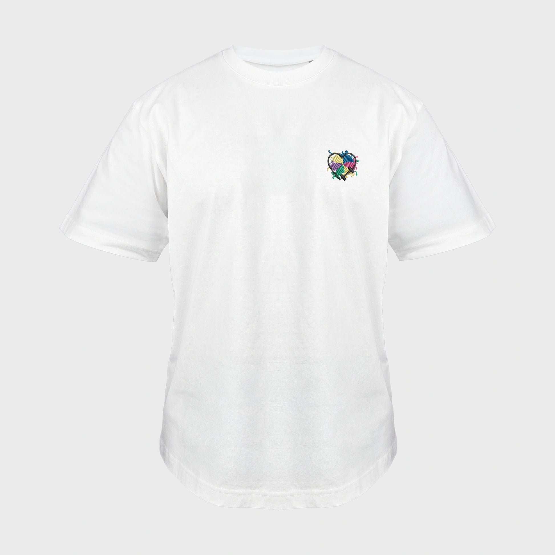 Unisex-T-Shirt Oversize weiß mit bestickter Brustpartie, Hantelmotiv in Herzform auf mehrfarbigem Hintergrund, vorderansicht mann