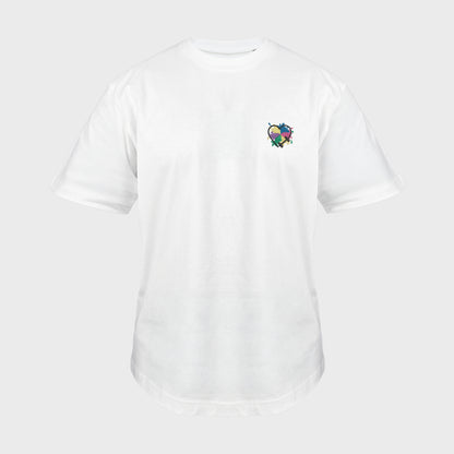 Unisex-T-Shirt Oversize weiß mit bestickter Brustpartie, Hantelmotiv in Herzform auf mehrfarbigem Hintergrund, vorderansicht mann