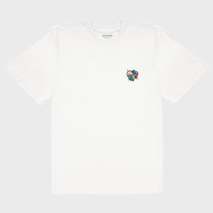 Unisex-T-Shirt Oversize weiß mit bestickter Brustpartie, Hantelmotiv in Herzform auf mehrfarbigem Hintergrund