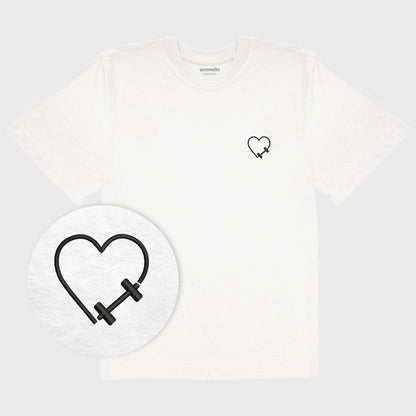 Unisex-T-Shirt Oversize weiß mit bestickter Brustpartie, Fokus auf Design, Hantelmotiv in Herzform