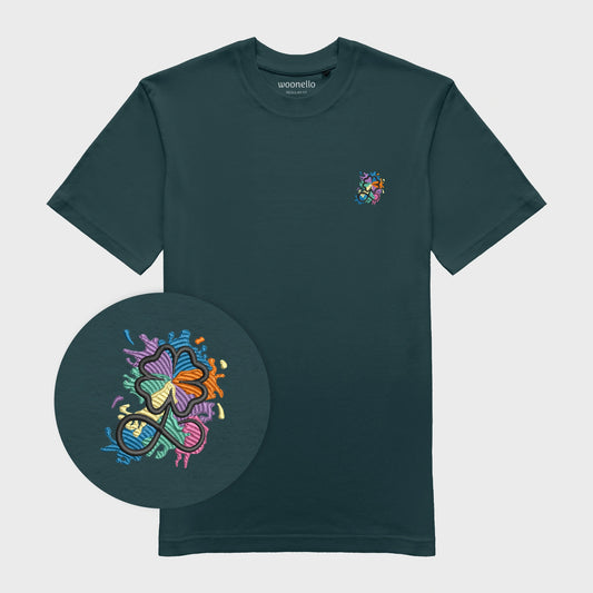 Unisex-T-Shirt petrol mit bestickter Brustpartie, Fokus auf Design, Kleeblatt-Infinity-Logo im mehrfarbigen Farbspritzer-Design
