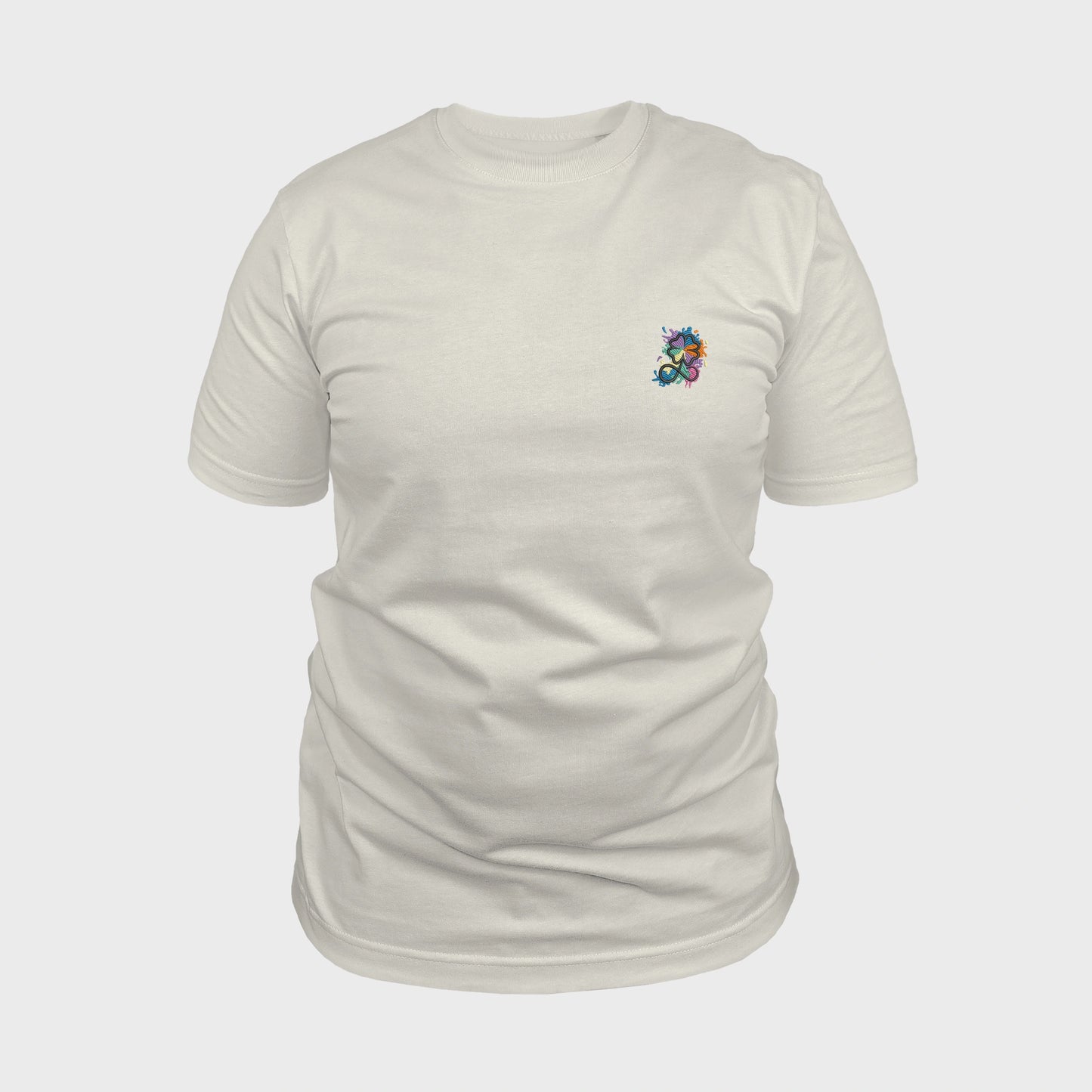 Unisex-T-Shirt cremeweiß mit bestickter Brustpartie, Kleeblatt-Infinity-Logo im mehrfarbigen Farbspritzer-Design, vorderansicht mann
