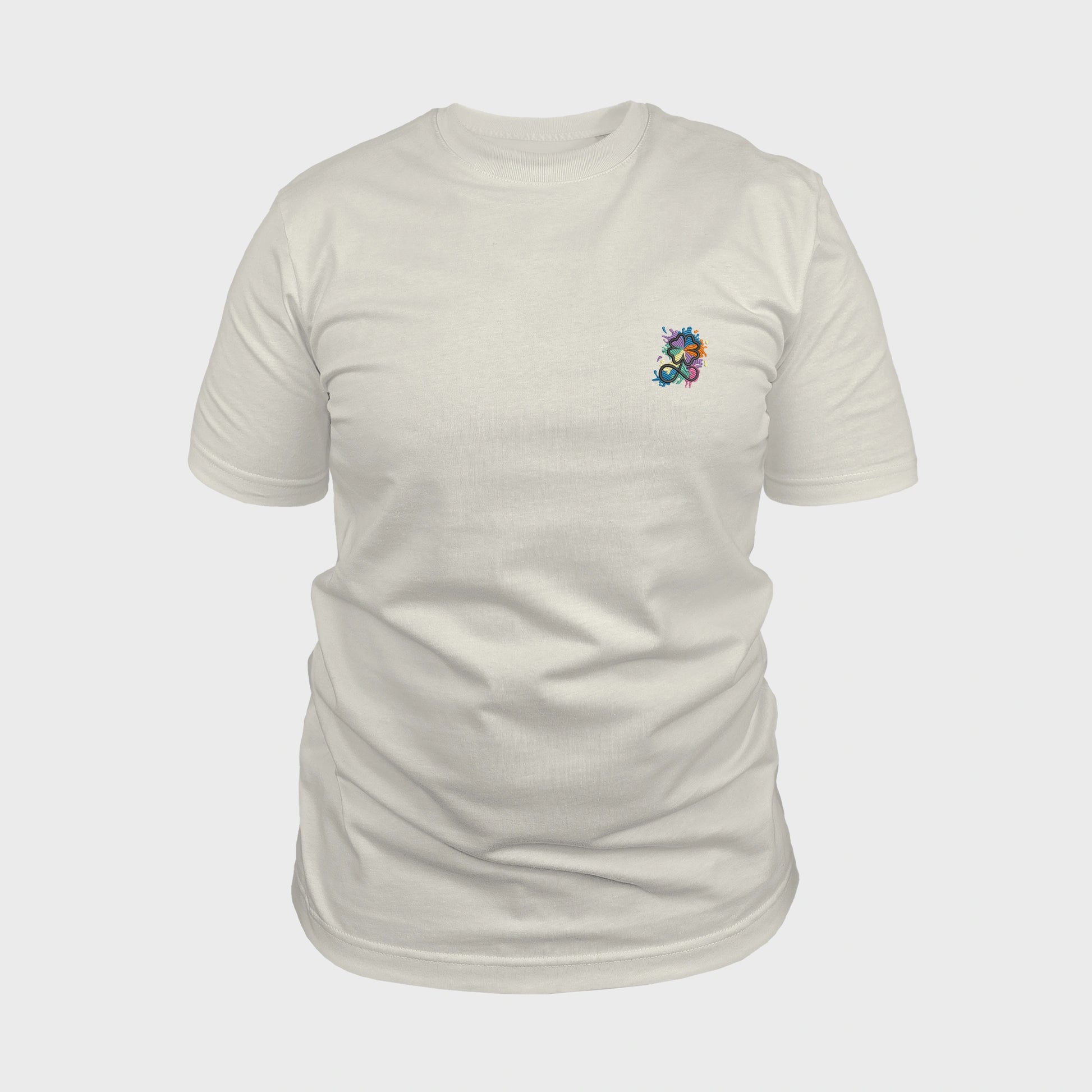 Unisex-T-Shirt cremeweiß mit bestickter Brustpartie, Kleeblatt-Infinity-Logo im mehrfarbigen Farbspritzer-Design, vorderansicht mann