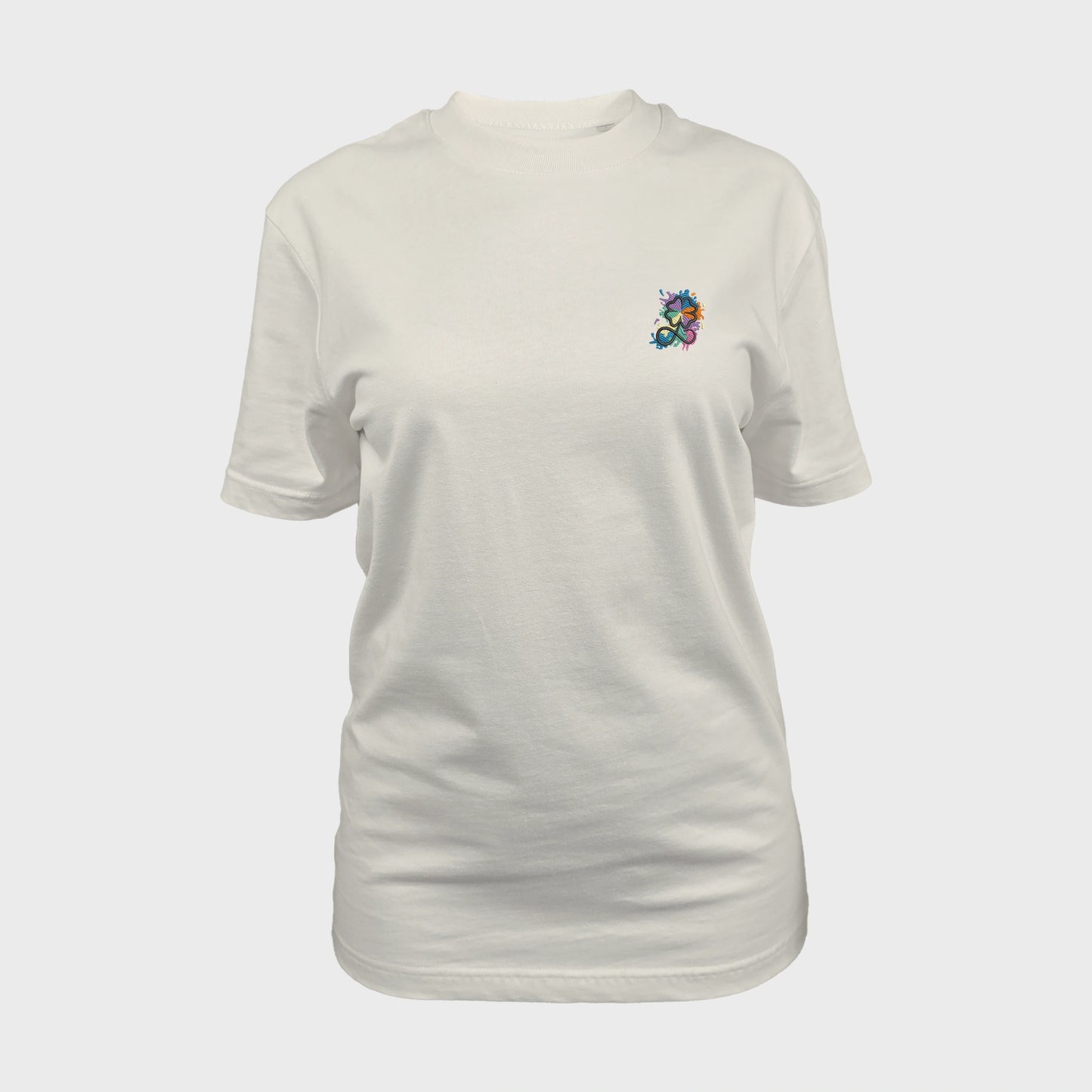 Unisex-T-Shirt cremeweiß mit bestickter Brustpartie, Kleeblatt-Infinity-Logo im mehrfarbigen Farbspritzer-Design, vorderansicht frau