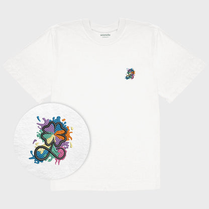 Unisex-T-Shirt Oversize weiß mit bestickter Brustpartie, Fokus auf Design, Kleeblatt-Infinity-Logo im mehrfarbigen Farbspritzer-Design