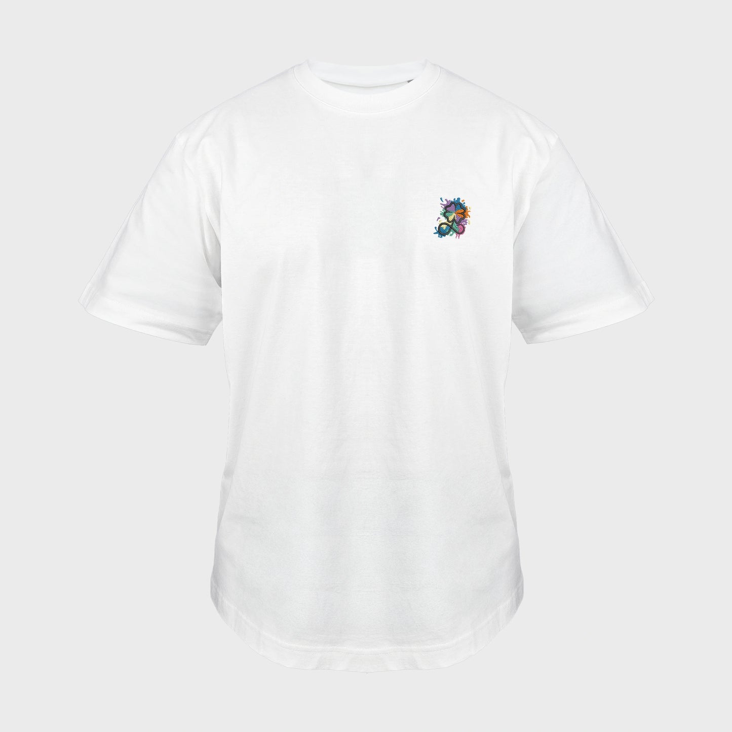 Unisex-T-Shirt Oversize weiß mit bestickter Brustpartie, Kleeblatt-Infinity-Logo im mehrfarbigen Farbspritzer-Design, vorderansicht mann