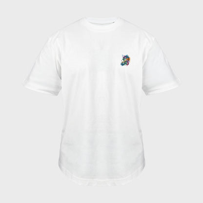 Unisex-T-Shirt Oversize weiß mit bestickter Brustpartie, Kleeblatt-Infinity-Logo im mehrfarbigen Farbspritzer-Design, vorderansicht mann
