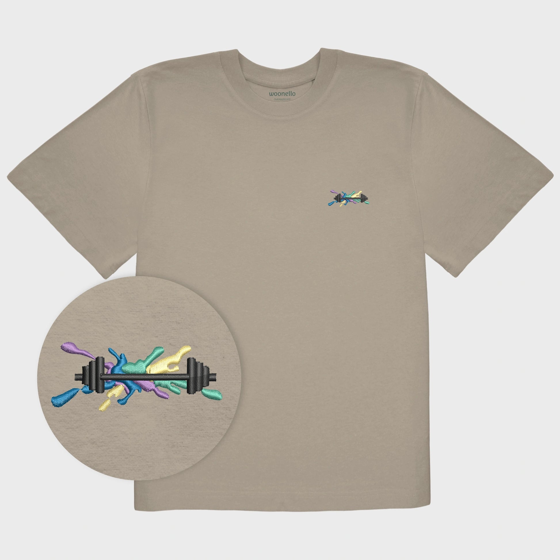 Unisex-T-Shirt Oversize mastic mit bestickter Brustpartie, Fokus auf Design, Hantelillustration auf mehrfarbiger Grafikkomposition