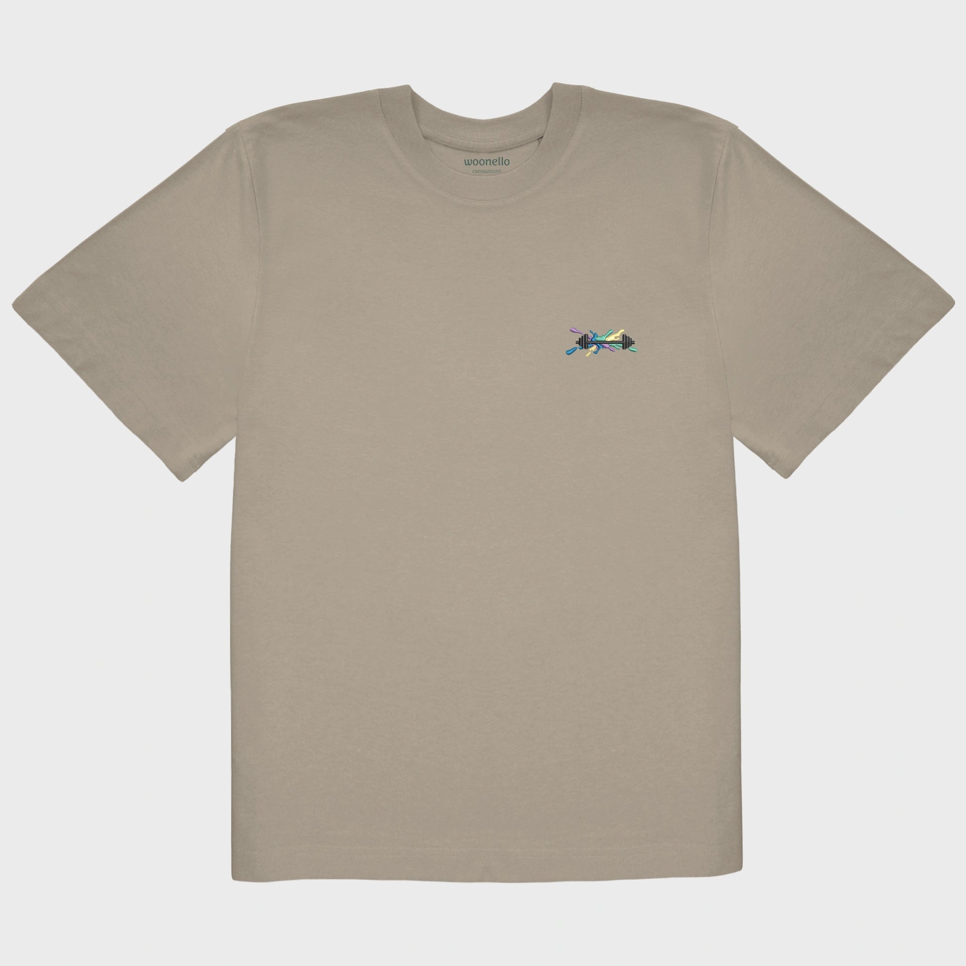 Unisex-T-Shirt Oversize mastic mit bestickter Brustpartie, Hantelillustration auf mehrfarbiger Grafikkomposition