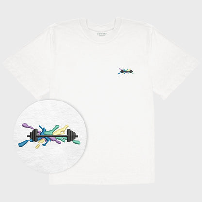 Unisex-T-Shirt Oversize weiß mit bestickter Brustpartie, Fokus auf Design, Hantelillustration auf mehrfarbiger Grafikkomposition