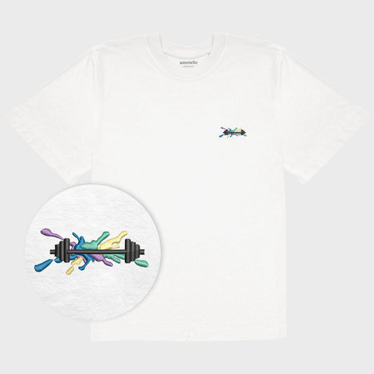 Unisex-T-Shirt Oversize weiß mit bestickter Brustpartie, Fokus auf Design, Hantelillustration auf mehrfarbiger Grafikkomposition