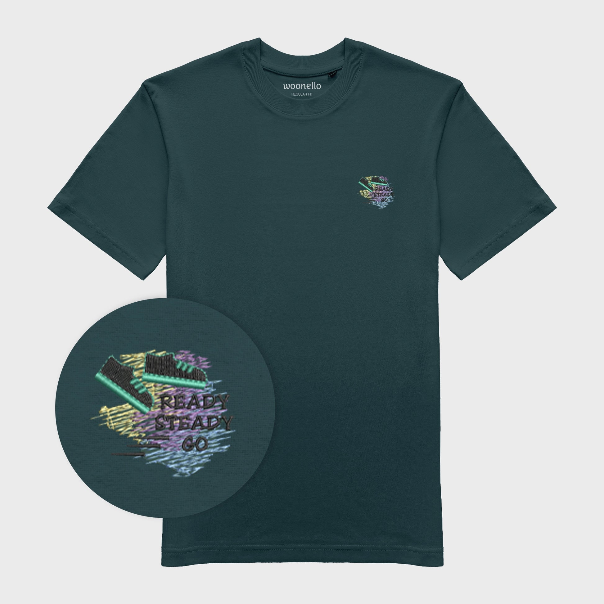 Unisex-T-Shirt petrol mit bestickter Brustpartie, fokus auf design, Umrisszeichnung eines Sneakers mit Bewegungslinien im Hintergrund