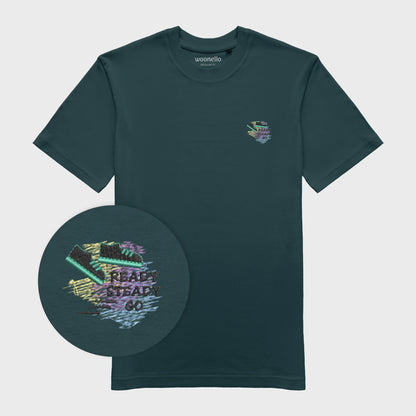 Unisex-T-Shirt petrol mit bestickter Brustpartie, fokus auf design, Umrisszeichnung eines Sneakers mit Bewegungslinien im Hintergrund