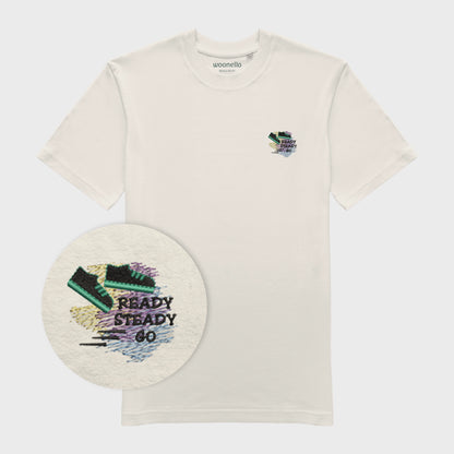 Unisex-T-Shirt cremeweiß mit bestickter Brustpartie, fokus auf design, Umrisszeichnung eines Sneakers mit Bewegungslinien im Hintergrund