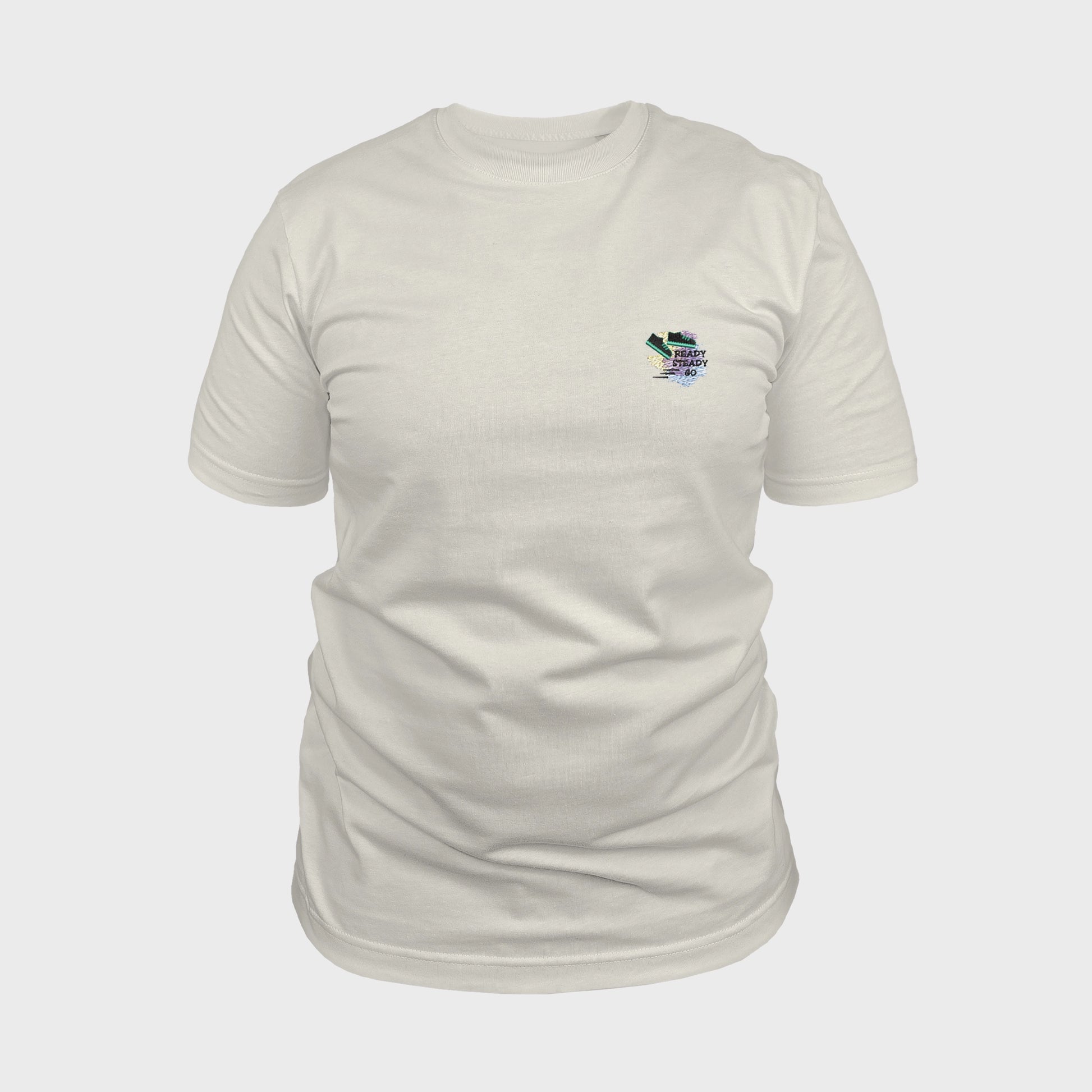 Unisex-T-Shirt cremeweiß mit bestickter Brustpartie, Umrisszeichnung eines Sneakers mit Bewegungslinien im Hintergrund, vorderansicht mann