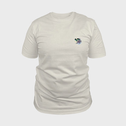 Unisex-T-Shirt cremeweiß mit bestickter Brustpartie, Umrisszeichnung eines Sneakers mit Bewegungslinien im Hintergrund, vorderansicht mann