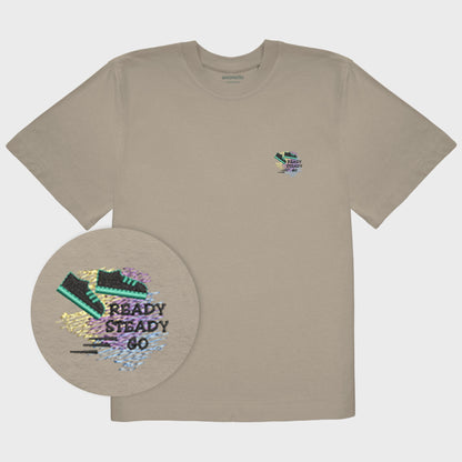 Unisex-T-Shirt Oversize mastic mit bestickter Brustpartie, fokus auf design, Umrisszeichnung eines Sneakers mit Bewegungslinien im Hintergrund