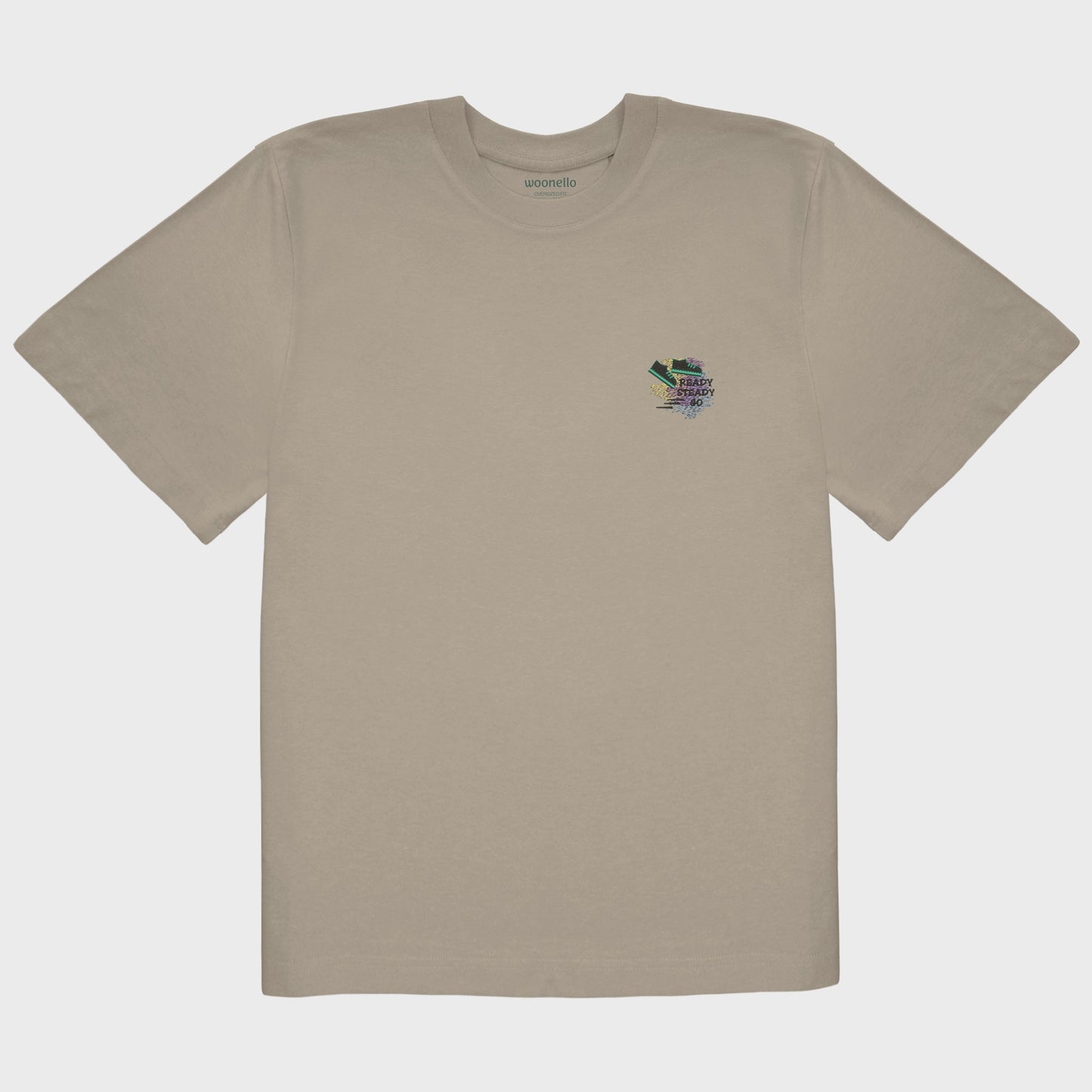 Unisex-T-Shirt Oversize mastic mit bestickter Brustpartie, Umrisszeichnung eines Sneakers mit Bewegungslinien im Hintergrund