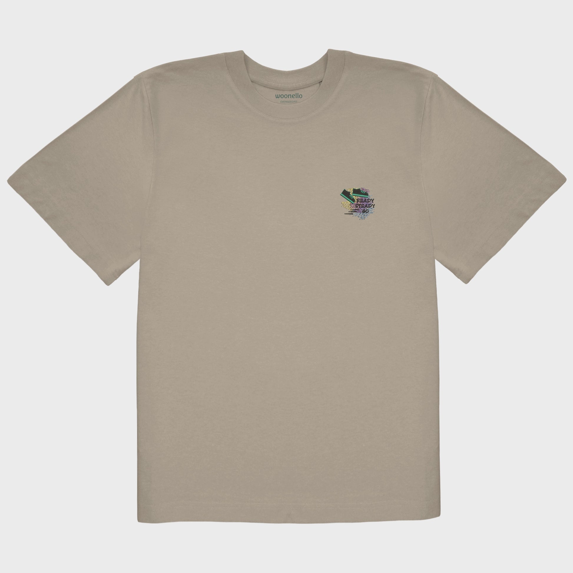 Unisex-T-Shirt Oversize mastic mit bestickter Brustpartie, Umrisszeichnung eines Sneakers mit Bewegungslinien im Hintergrund