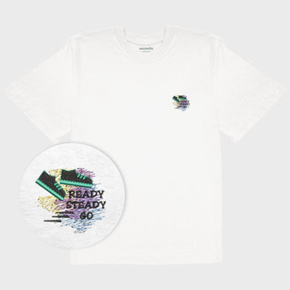 Unisex-T-Shirt Oversize weiß mit bestickter Brustpartie, fokus auf design, Umrisszeichnung eines Sneakers mit Bewegungslinien im Hintergrund
