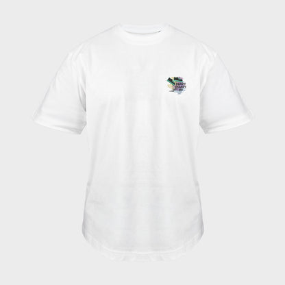 Unisex-T-Shirt Oversize weiß mit bestickter Brustpartie, Umrisszeichnung eines Sneakers mit Bewegungslinien im Hintergrund, vorderansicht mann