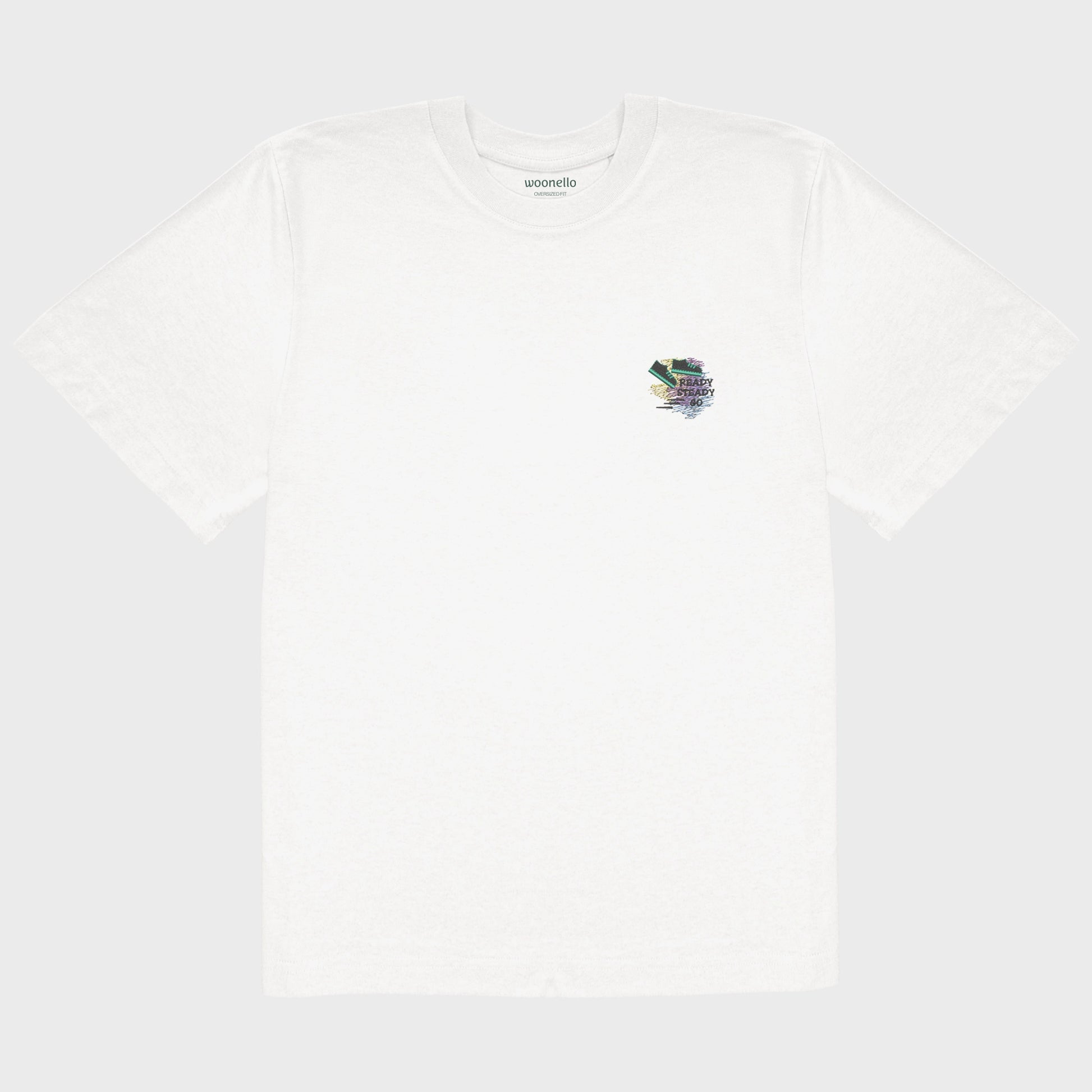 Unisex-T-Shirt Oversize weiß mit bestickter Brustpartie, Umrisszeichnung eines Sneakers mit Bewegungslinien im Hintergrund