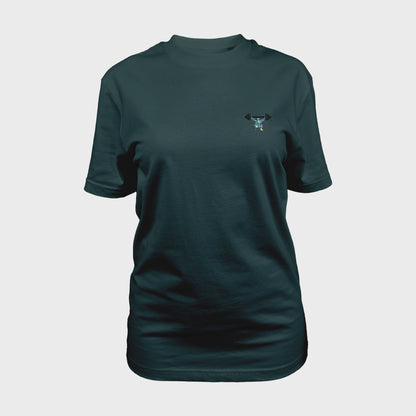 Unisex-T-Shirt petrol mit bestickter Brustpartie, minimalistische Umrisszeichnung einer Person in Kniebeuge mit Langhantel, mehrfarbiger Hintergrund, vorderansicht frau