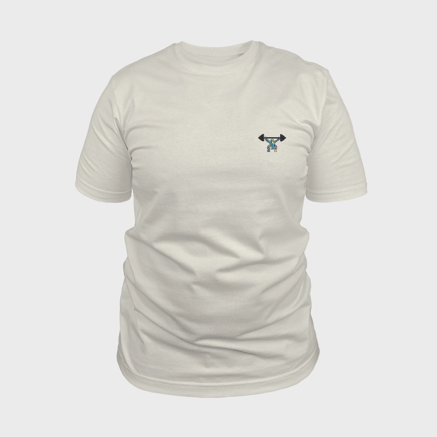 Unisex-T-Shirt cremeweiß mit bestickter Brustpartie, minimalistische Umrisszeichnung einer Person in Kniebeuge mit Langhantel, mehrfarbiger Hintergrund, vorderansicht mann