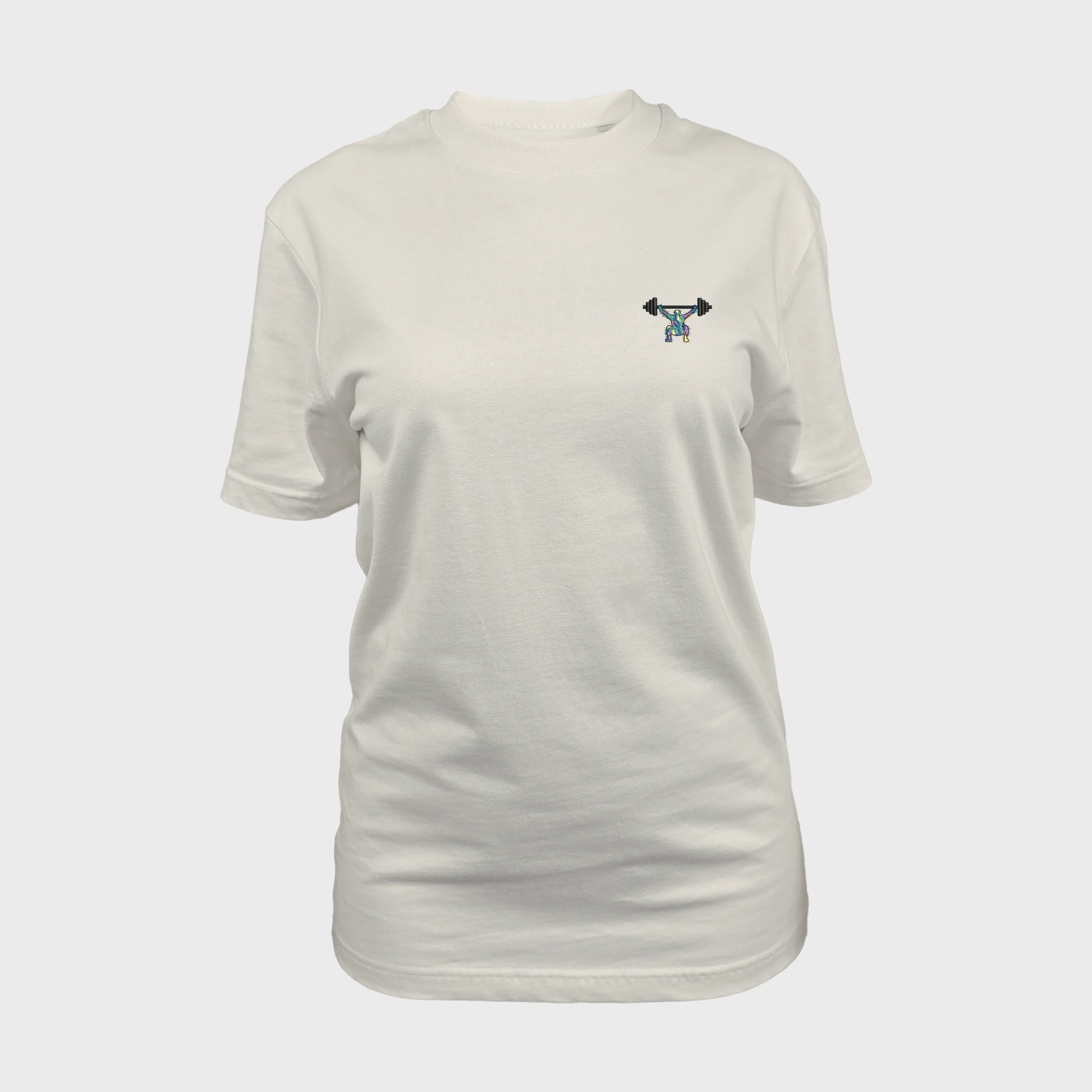 Unisex-T-Shirt cremeweiß mit bestickter Brustpartie, minimalistische Umrisszeichnung einer Person in Kniebeuge mit Langhantel, mehrfarbiger Hintergrund, vorderansicht frau