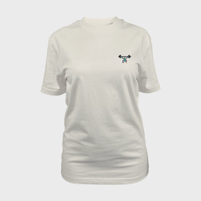 Unisex-T-Shirt cremeweiß mit bestickter Brustpartie, minimalistische Umrisszeichnung einer Person in Kniebeuge mit Langhantel, mehrfarbiger Hintergrund, vorderansicht frau