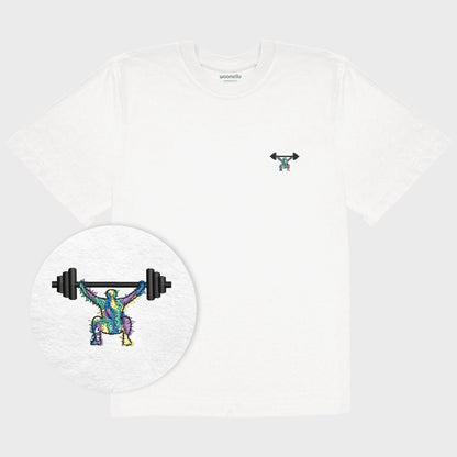 Unisex-T-Shirt Oversize weiß mit bestickter Brustpartie, Fokus auf Design, minimalistische Umrisszeichnung einer Person in Kniebeuge mit Langhantel, mehrfarbiger Hintergrund