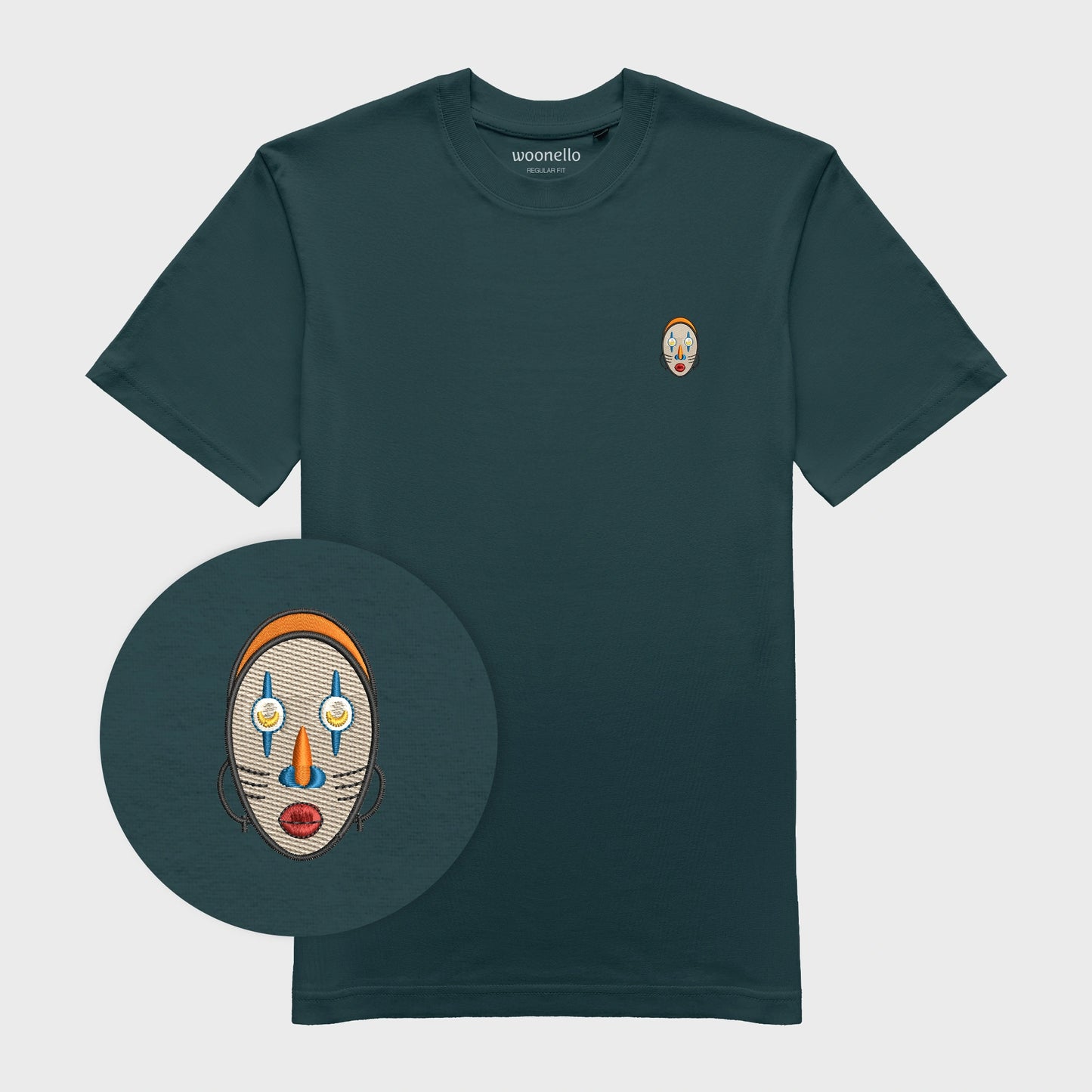 Unisex-T-Shirt cremeweiß mit bestickter Brustpartie, Fokus auf Design, abstraktes afrikanisches Maske mit halbmondförmigen Augen