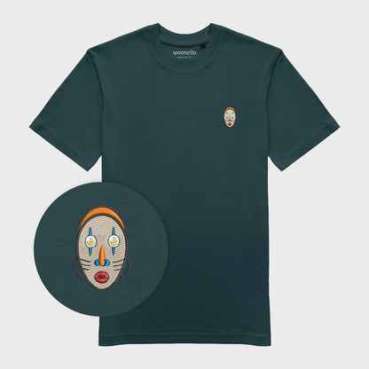 Unisex-T-Shirt cremeweiß mit bestickter Brustpartie, Fokus auf Design, abstraktes afrikanisches Maske mit halbmondförmigen Augen