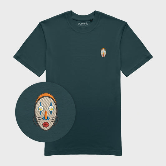 Unisex-T-Shirt cremeweiß mit bestickter Brustpartie, Fokus auf Design, abstraktes afrikanisches Maske mit halbmondförmigen Augen
