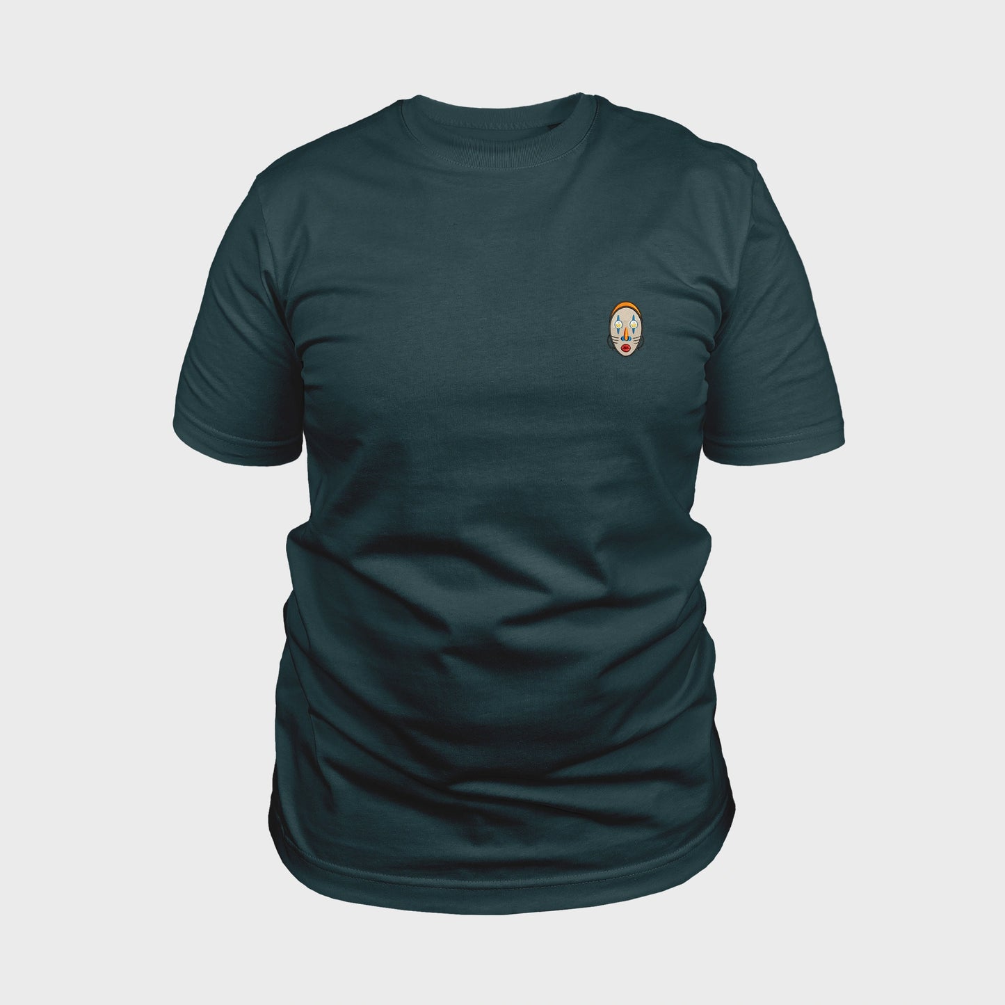 Unisex-T-Shirt petrol mit bestickter Brustpartie, abstraktes afrikanisches Maske mit halbmondförmigen Augen, vorderansicht mann
