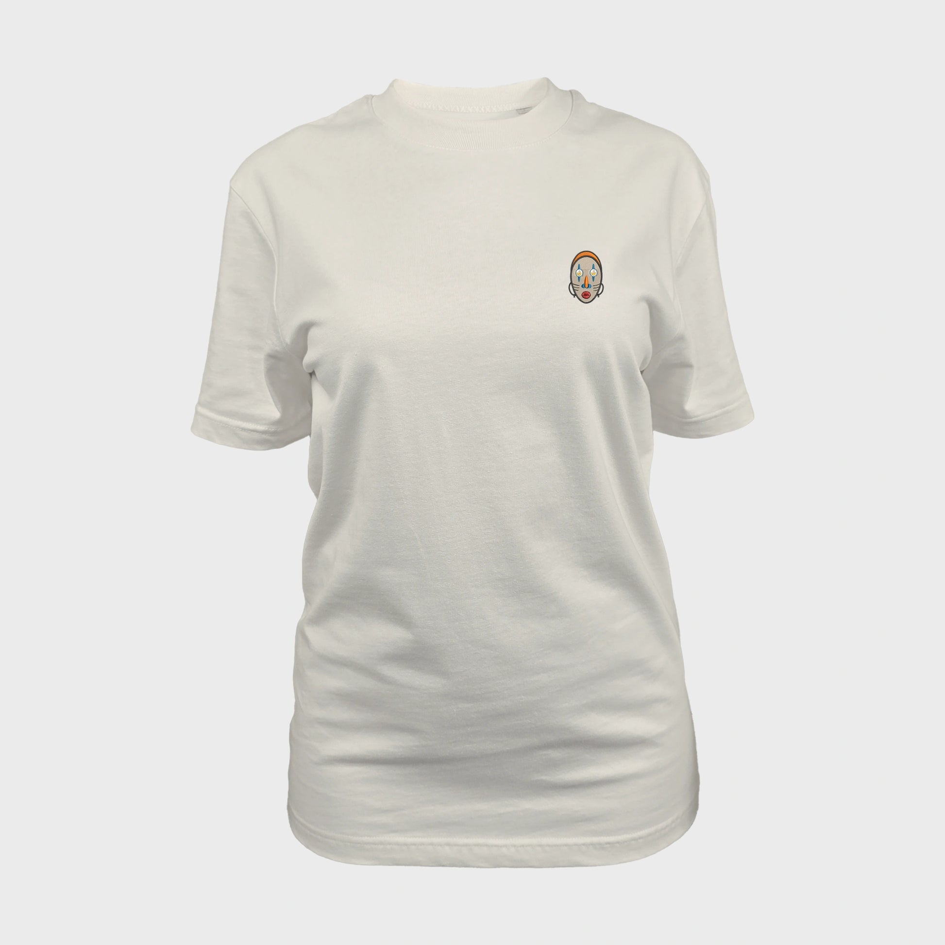 Unisex-T-Shirt cremeweiß mit bestickter Brustpartie, abstraktes afrikanisches Maske mit halbmondförmigen Augen, vorderansicht frau