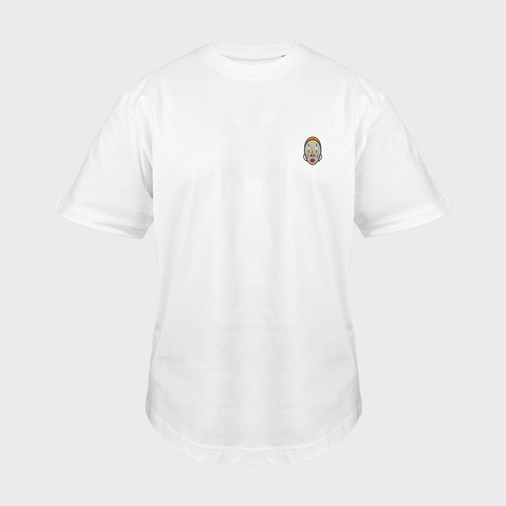 Unisex-T-Shirt Oversize weiß mit bestickter Brustpartie, abstraktes afrikanisches Maske mit halbmondförmigen Augen, vorderansicht mann