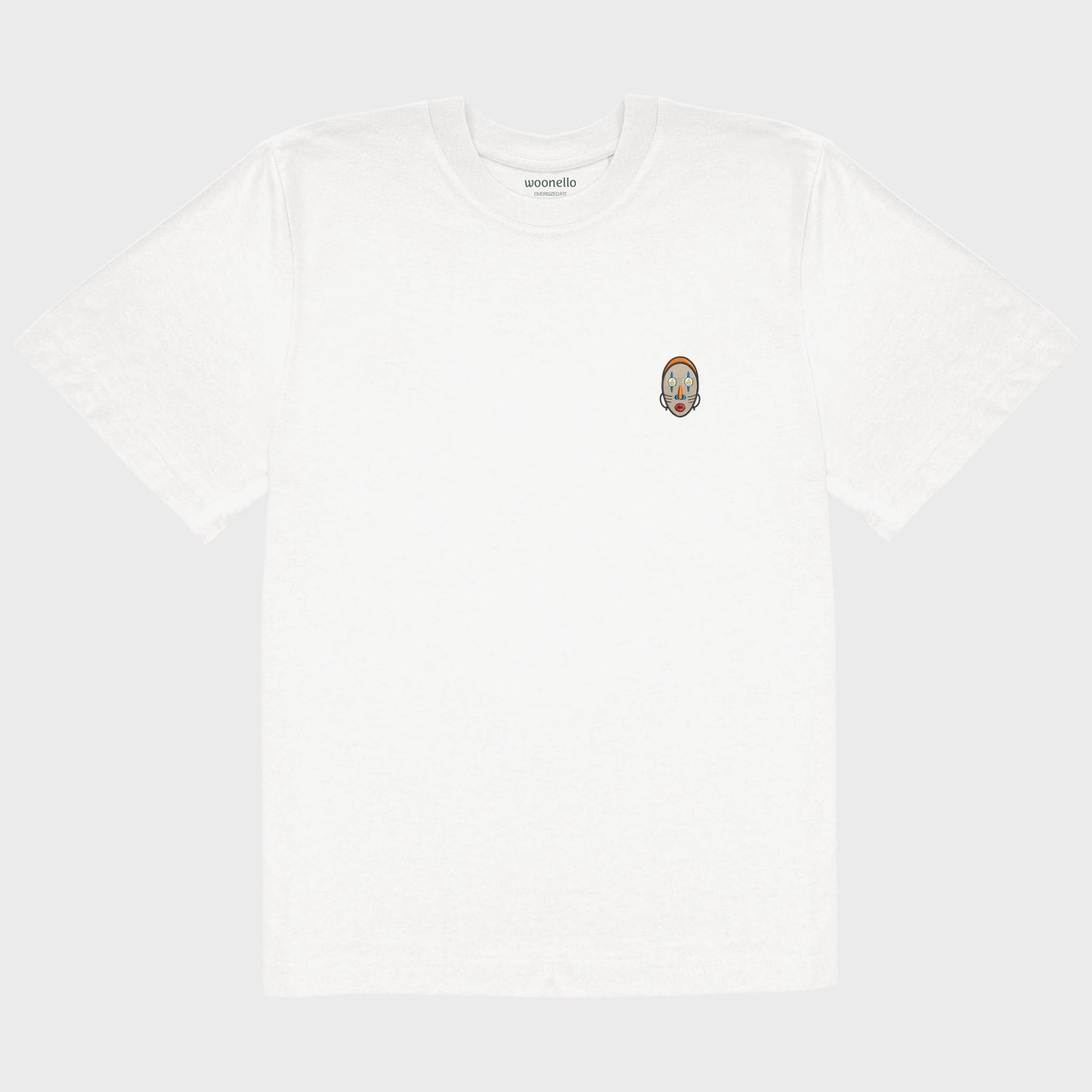 Unisex-T-Shirt Oversize weiß mit bestickter Brustpartie, abstraktes afrikanisches Maske mit halbmondförmigen Augen