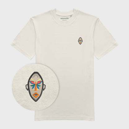 Unisex-T-Shirt cremeweiß mit bestickter Brustpartie, Fokus auf Design, afrikanischer Maske mit symmetrischen Gesichtszügen und geometrischen Formen