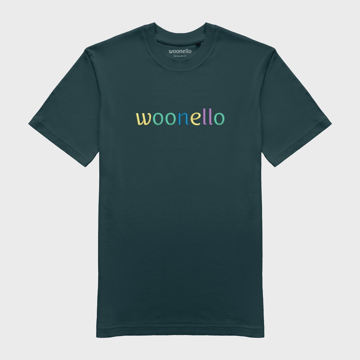 Unisex-T-Shirt petrol mit großflächiger Bruststickerei, Woonello-Markenname in mehrfarbiger Typografie