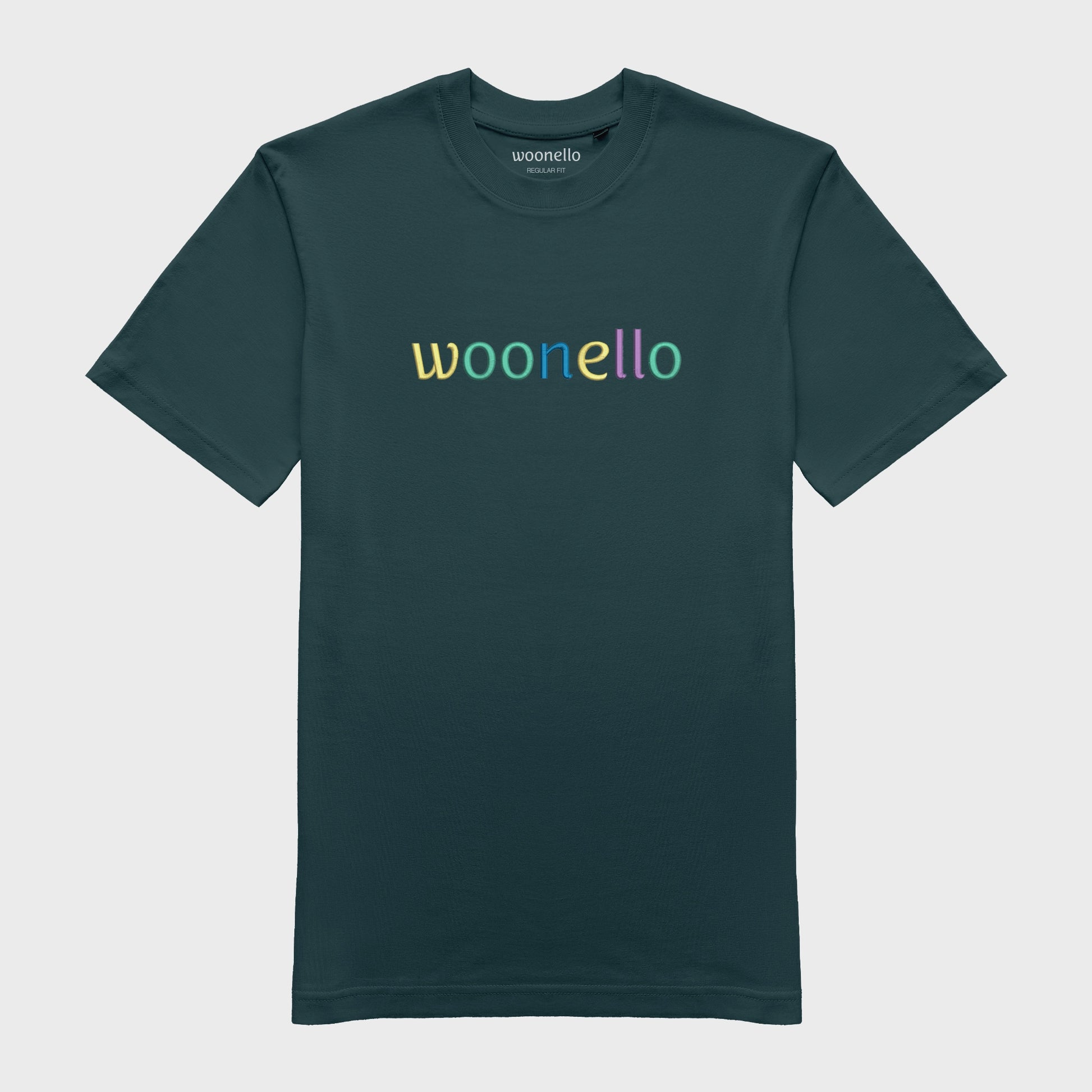 Unisex-T-Shirt petrol mit großflächiger Bruststickerei, Woonello-Markenname in mehrfarbiger Typografie