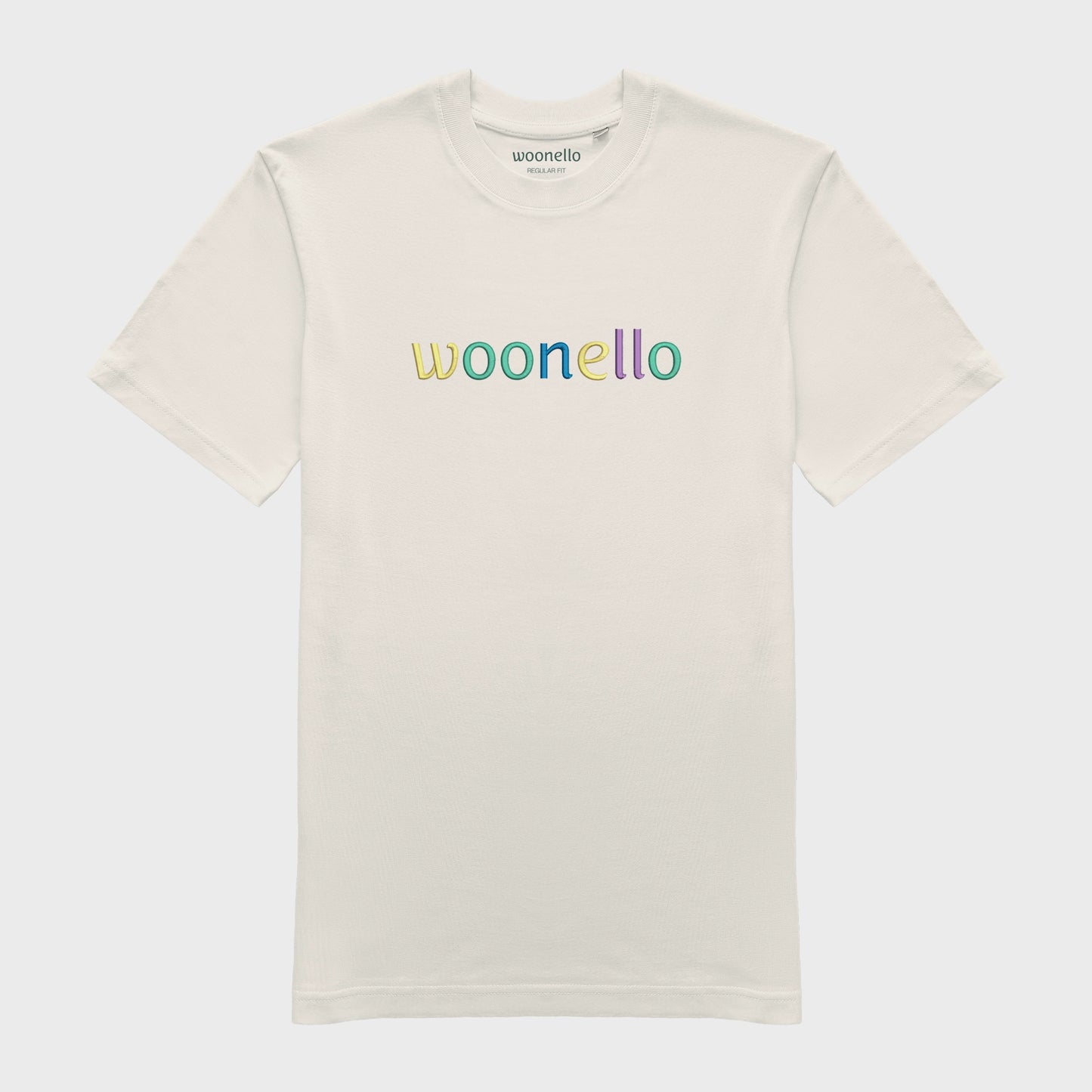 Unisex-T-Shirt cremeweiß mit großflächiger Bruststickerei, Woonello-Markenname in mehrfarbiger Typografie