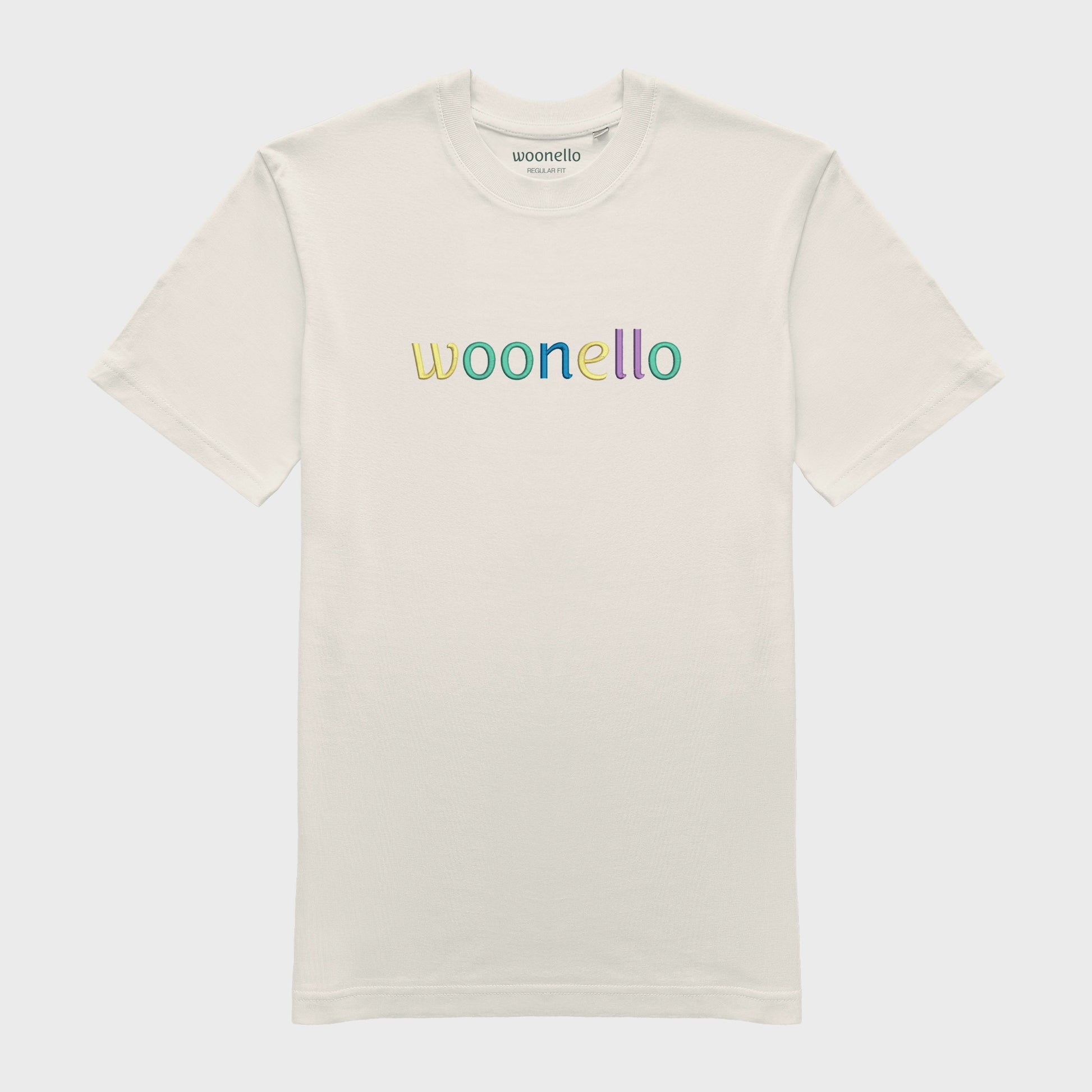 Unisex-T-Shirt cremeweiß mit großflächiger Bruststickerei, Woonello-Markenname in mehrfarbiger Typografie
