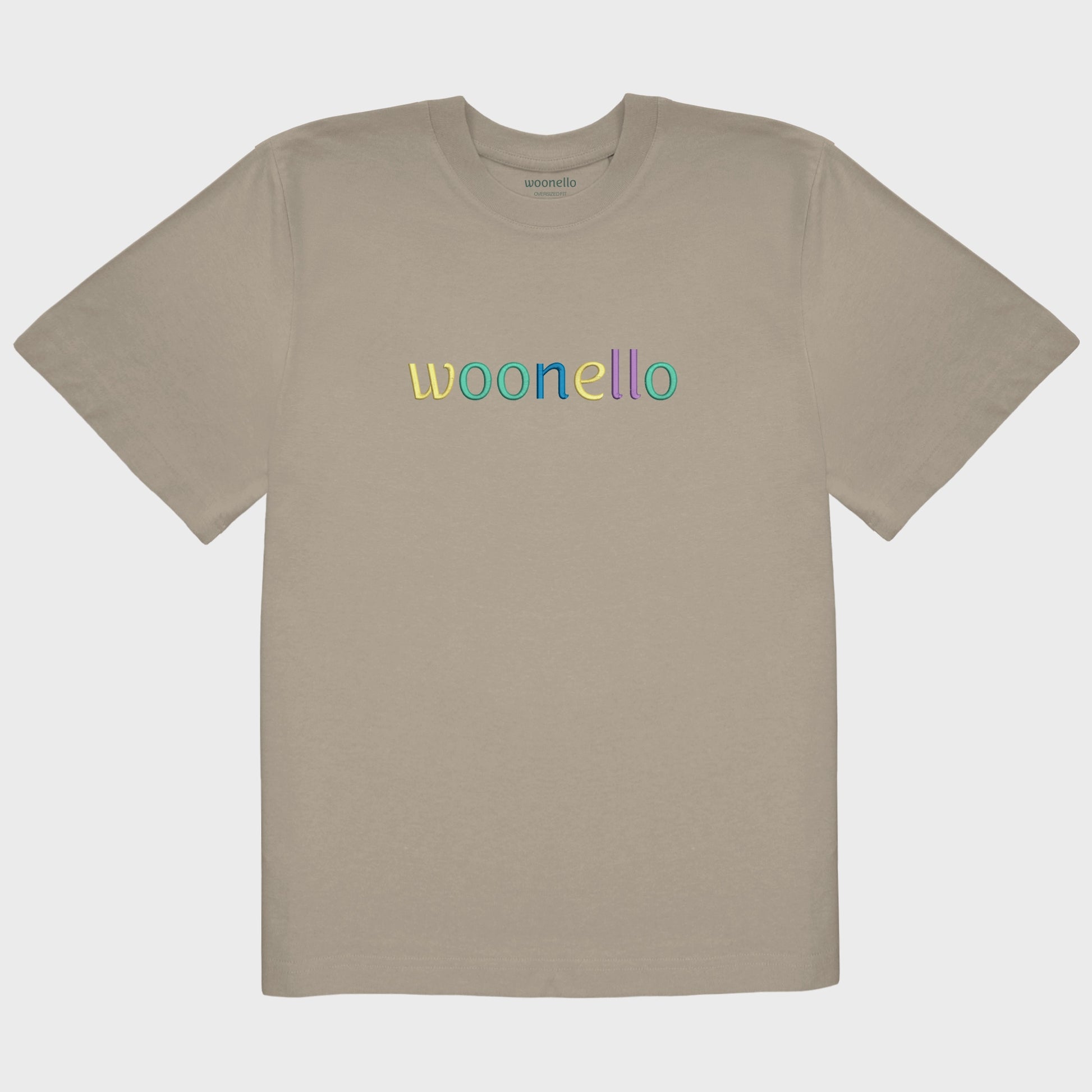 Unisex-T-Shirt Oversize mastic mit großflächiger Bruststickerei, Woonello-Markenname in mehrfarbiger Typografie