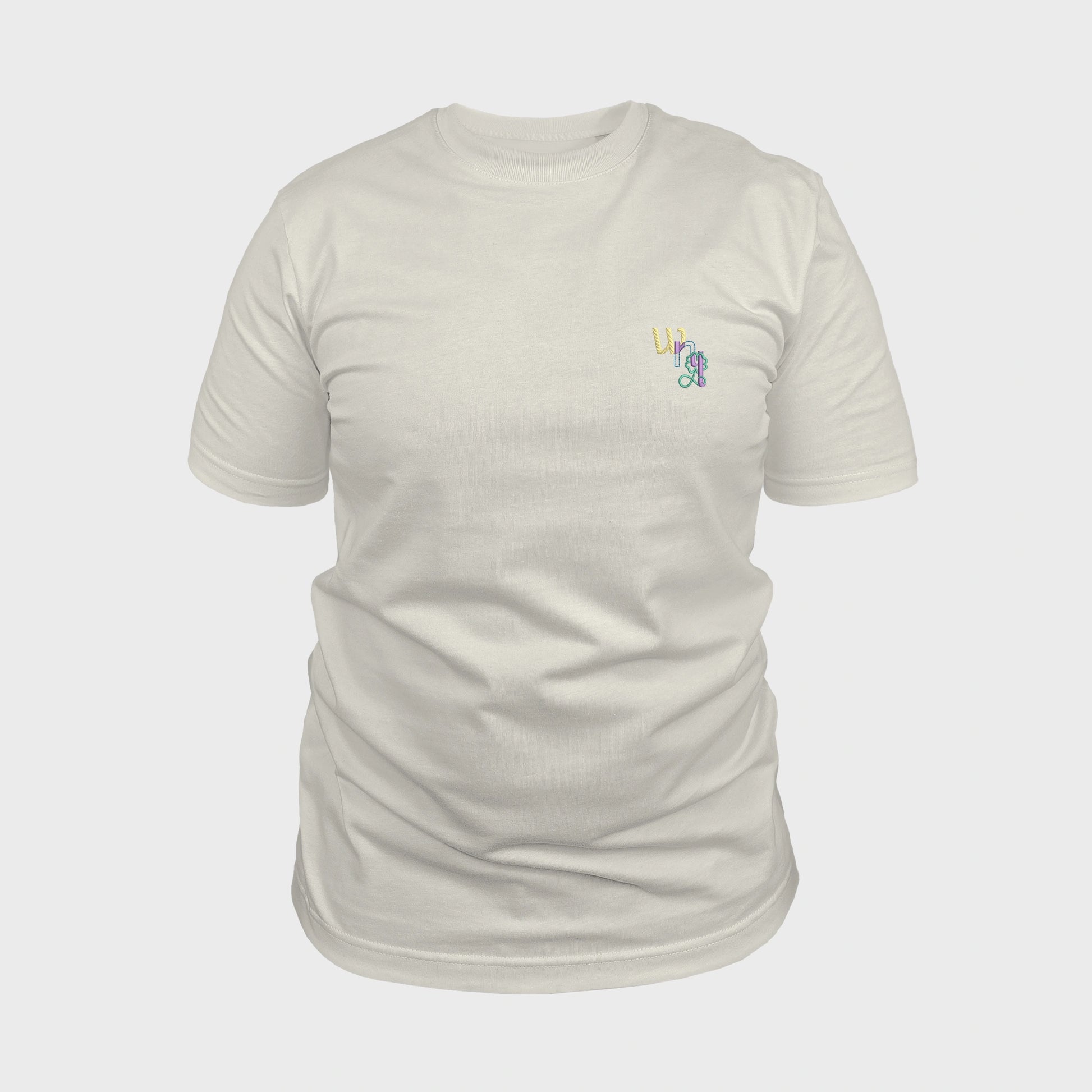 Unisex-T-Shirt cremeweiß mit bestickter Brustpartie, WNL-Logo (Kurzform von Woonello) mit Kleeblatt-Unendlichkeitssymbol, vorderansicht mann