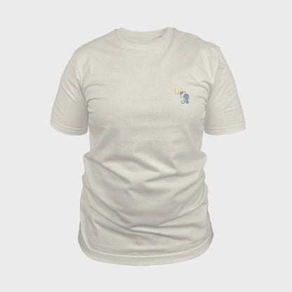 Unisex-T-Shirt cremeweiß mit bestickter Brustpartie, WNL-Logo (Kurzform von Woonello) mit Kleeblatt-Unendlichkeitssymbol, vorderansicht mann