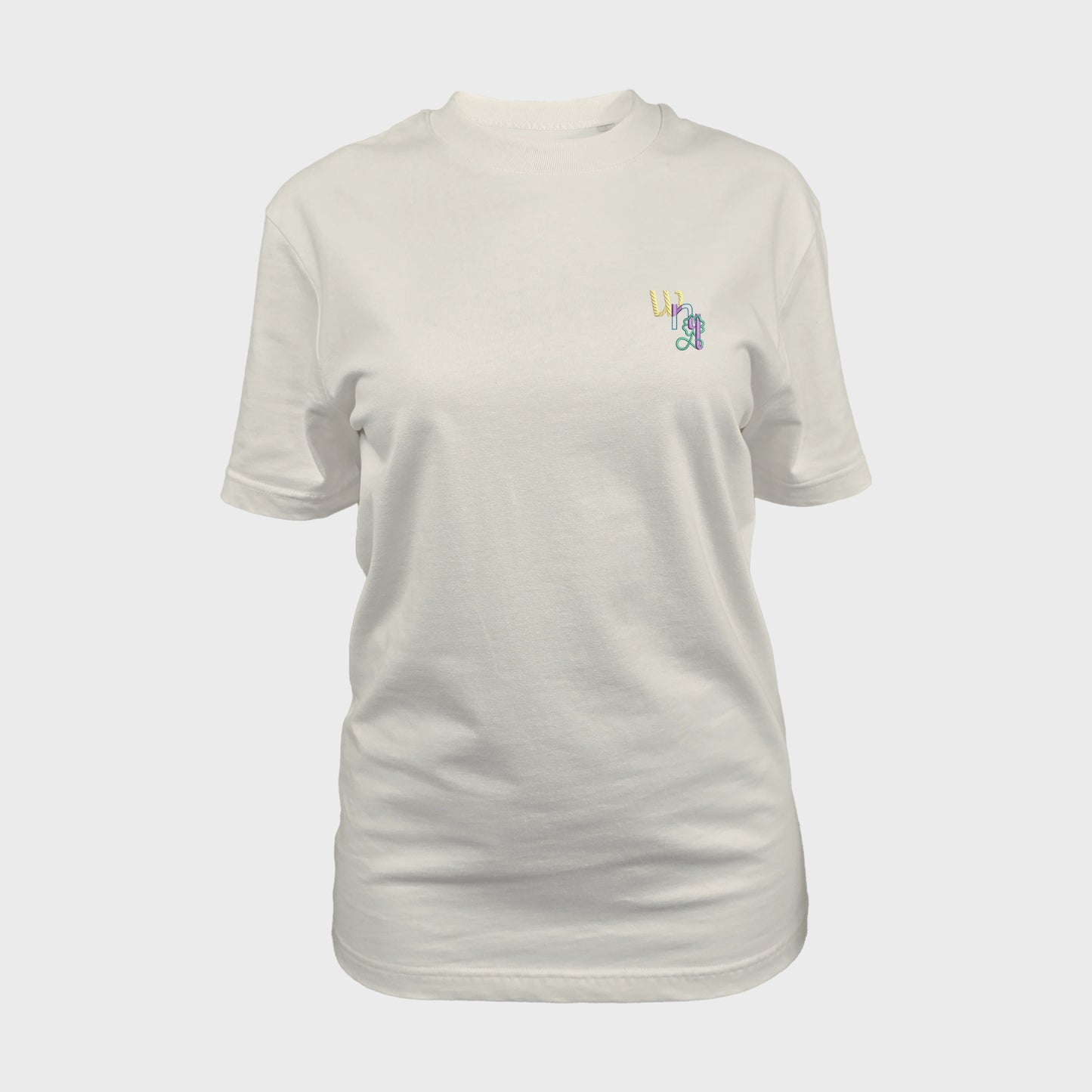 Unisex-T-Shirt cremeweiß mit bestickter Brustpartie, WNL-Logo (Kurzform von Woonello) mit Kleeblatt-Unendlichkeitssymbol, vorderansicht frau