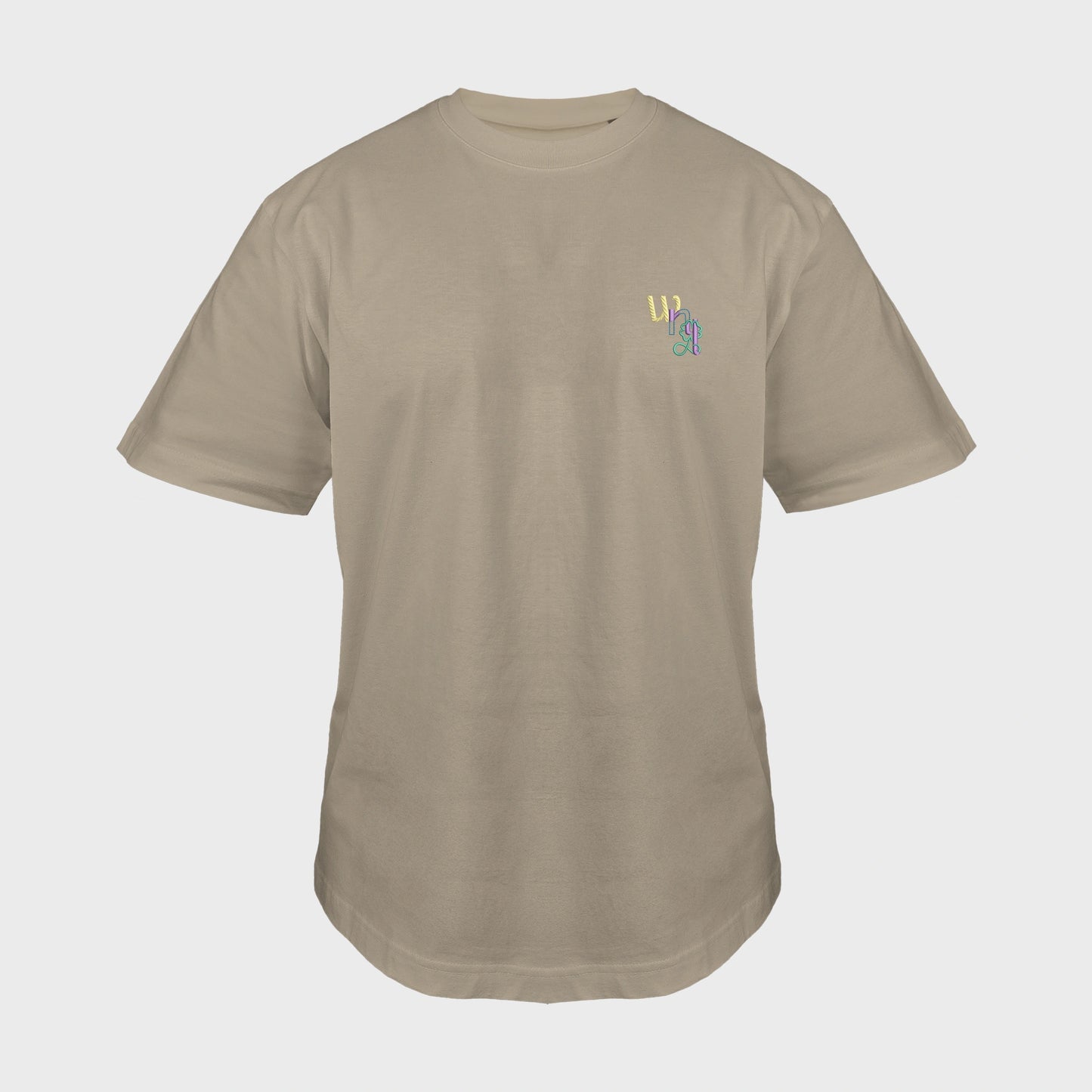 Unisex-T-Shirt Oversize mastic mit bestickter Brustpartie, WNL-Logo (Kurzform von Woonello) mit Kleeblatt-Unendlichkeitssymbol, vorderansicht mann