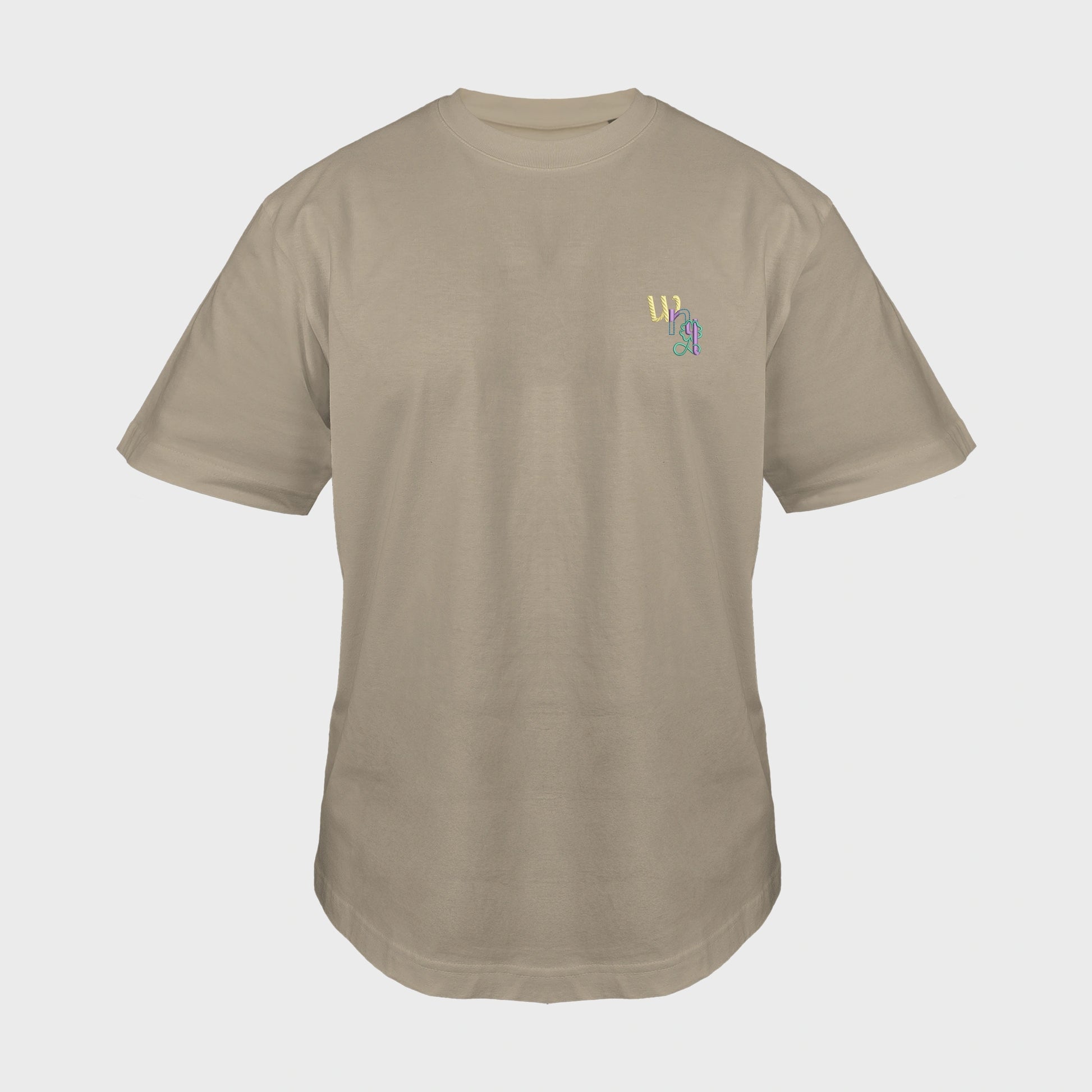 Unisex-T-Shirt Oversize mastic mit bestickter Brustpartie, WNL-Logo (Kurzform von Woonello) mit Kleeblatt-Unendlichkeitssymbol, vorderansicht mann