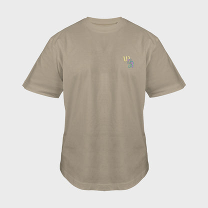 Unisex-T-Shirt Oversize mastic mit bestickter Brustpartie, WNL-Logo (Kurzform von Woonello) mit Kleeblatt-Unendlichkeitssymbol, vorderansicht mann